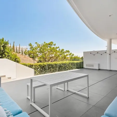 Vivi Homes - Luxury ,garden, Pool & Sauna *