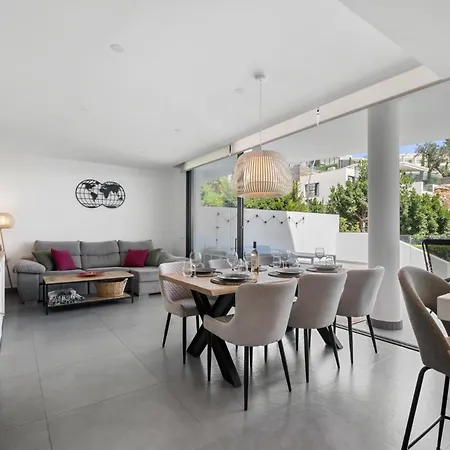 Vivi Homes - Luxury ,garden, Pool & Sauna