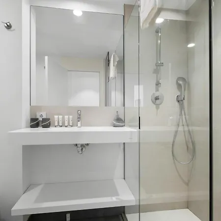 Vivi Homes - Luxury ,garden, Pool & Sauna Apartment