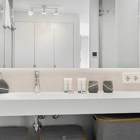 Vivi Homes - Luxury ,garden, Pool & Sauna شقة *