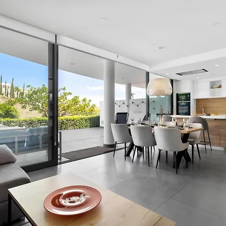 Vivi Homes - Luxury ,garden, Pool & Sauna *